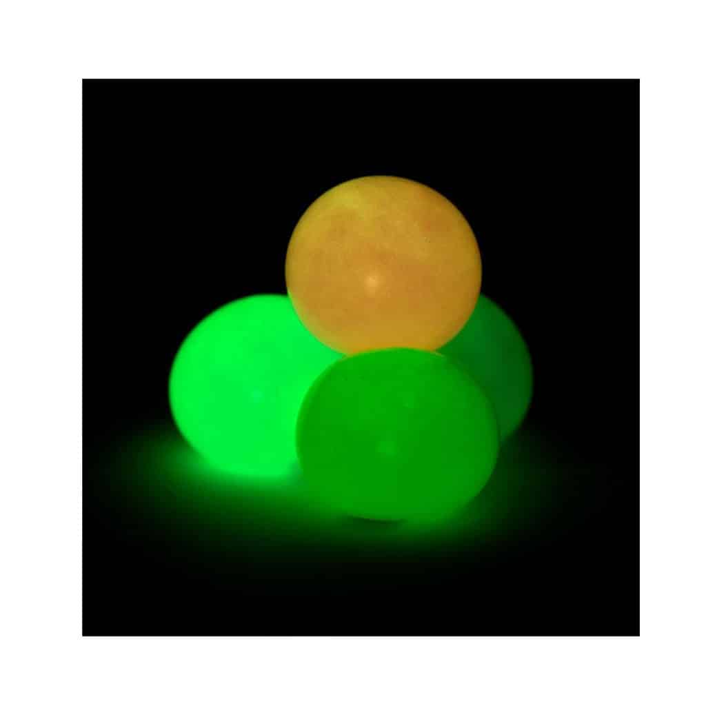 une balle anti-stress en maltose phosphorescente, vue de face sur fond blanc