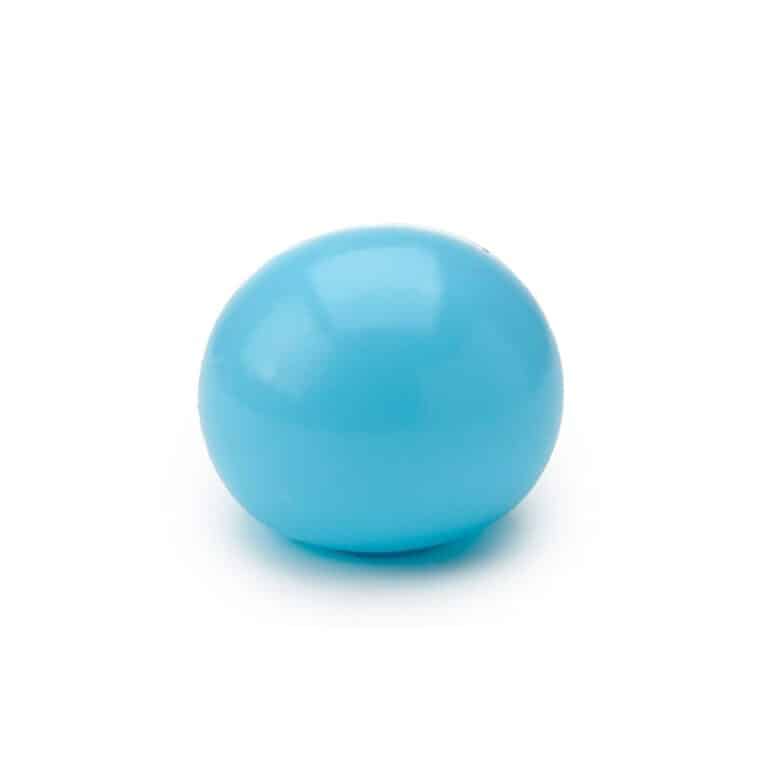 une balle anti-stress en maltose phosphorescente, vue de face sur fond blanc