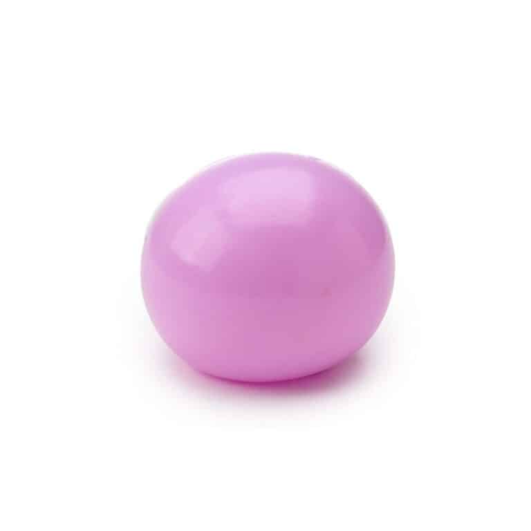 une balle anti-stress en maltose phosphorescente, vue de face sur fond blanc