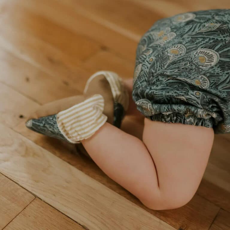 chaussons liberty queen hera blue ambiance enfant2