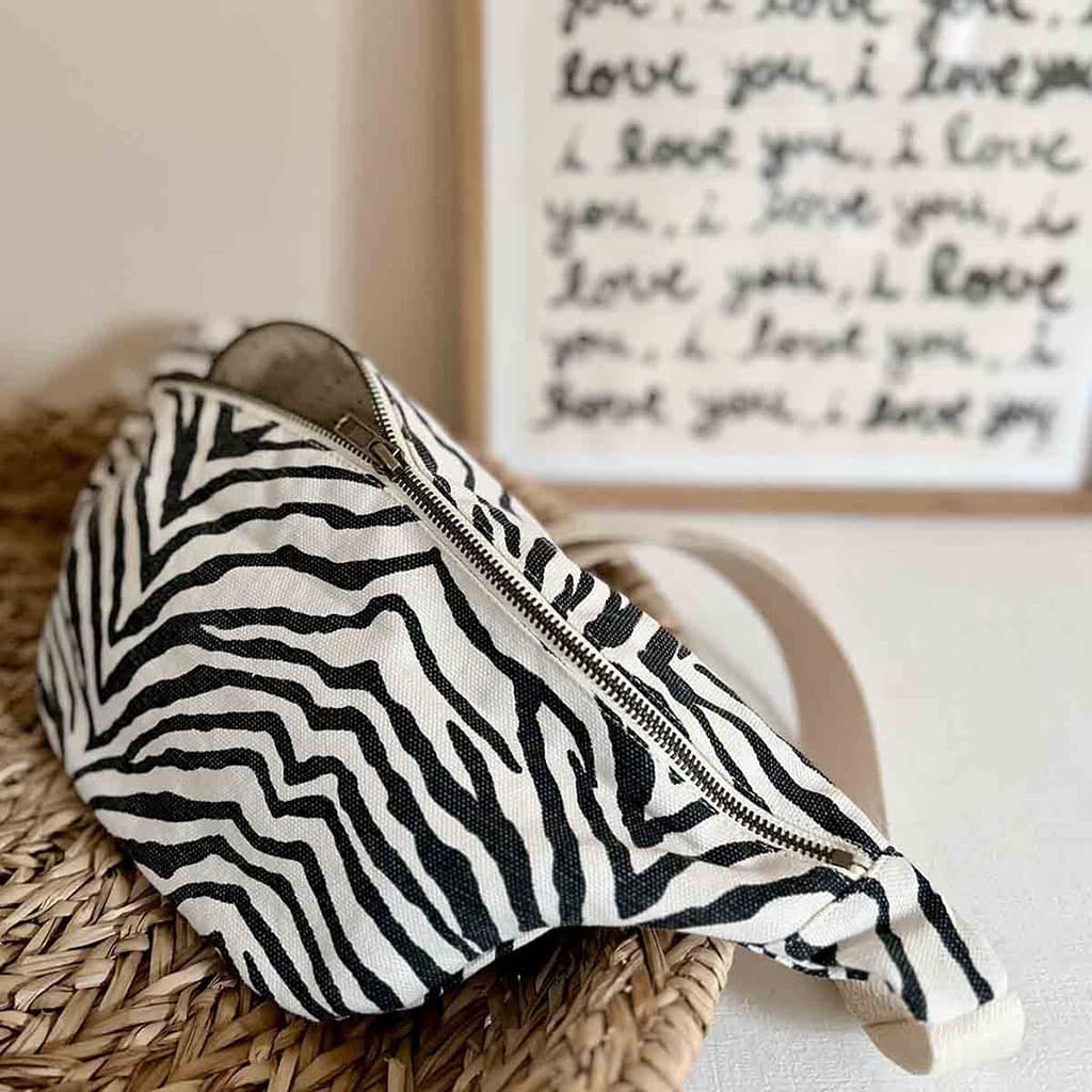 Sac banane rose in april motif zèbre