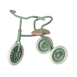 un tricycle vert Maileg, vue de face sur fond bland