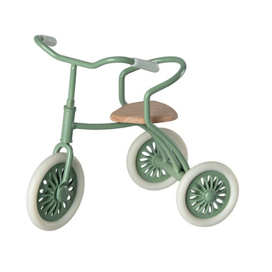 un tricycle vert Maileg, vue de face sur fond bland