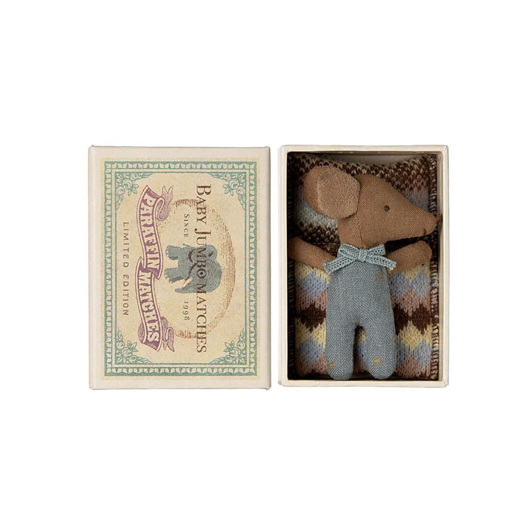 une petite souris garçon marron dans sa boîte Maileg, vue de face sur fond blanc