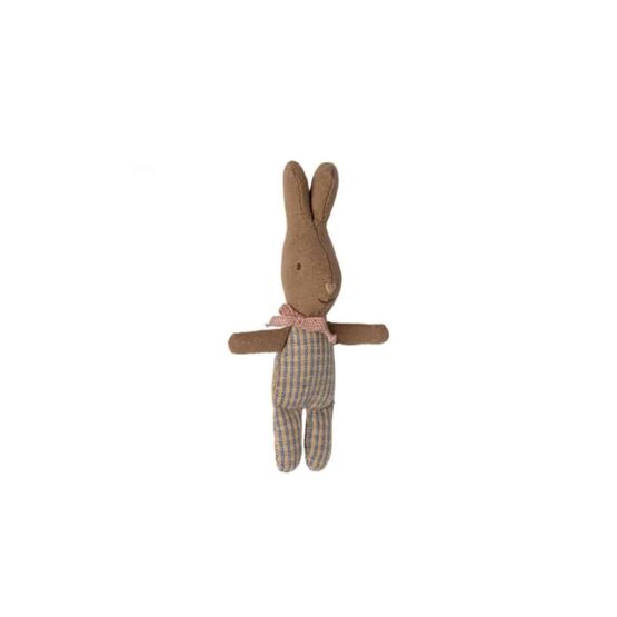 un lapin marron avec son pyjama rose et bleu à carreaux Maileg, vue de face sur fond blanc