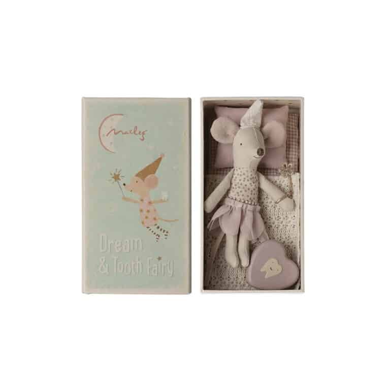 une souris des dents dans sa boîte Maileg, vue de face sur fond blanc