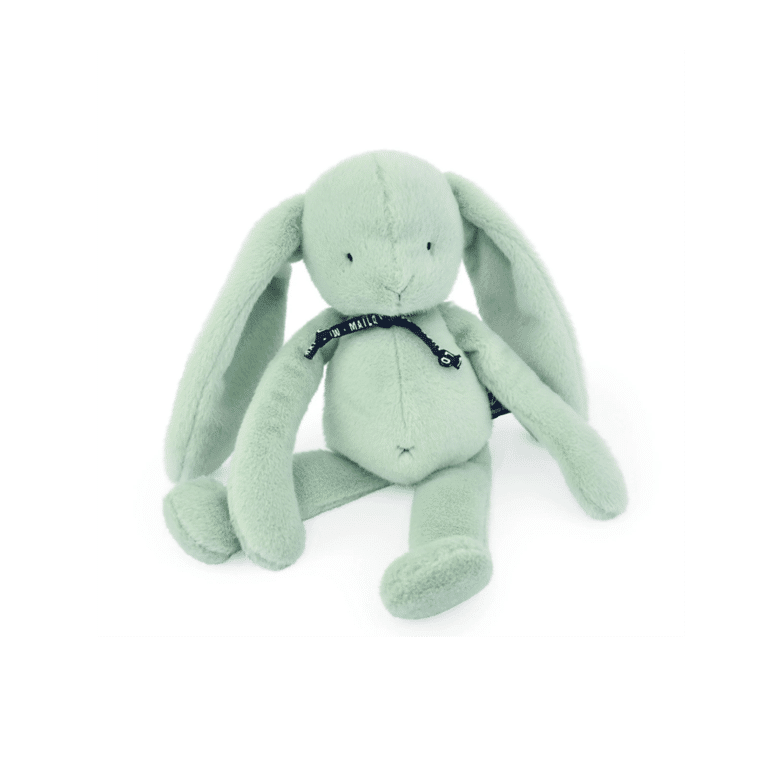 une peluche lapin vert Méloé Maïlou, vue de face sur fond blanc