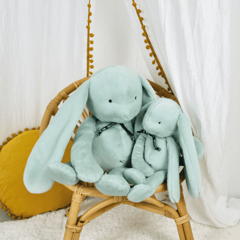 une peluche lapin vert Méloé Maïlou, ambiance