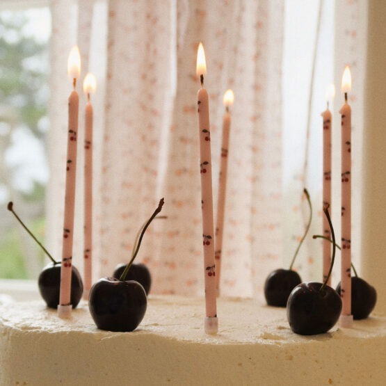 12 bougies anniversaire cerises konges slojd sur gâteau à la cerise