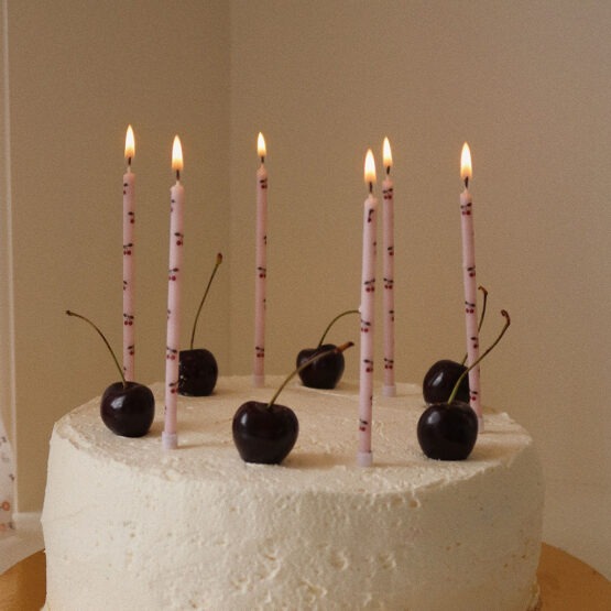12 bougies anniversaire cerises konges slojd photo bougies allumées sur gâteau