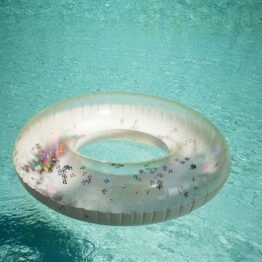 bouée junior transparente confettis cerises konges-slojd dans piscine