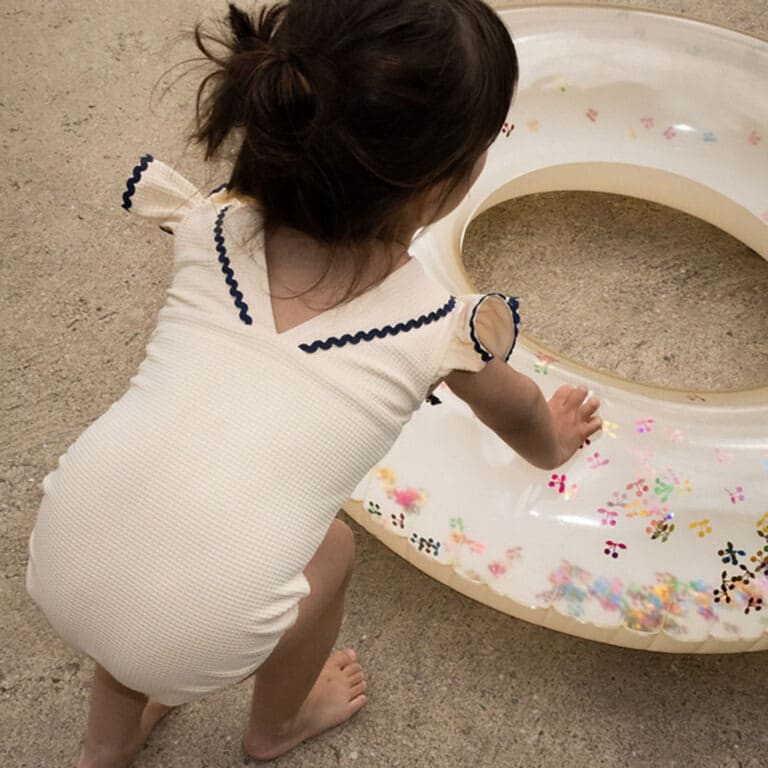 bouée junior transparente confettis cerises konges-slojd avec petite fille