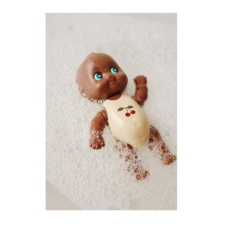 jouet de bain bébé nageur gerd konges slojd vue jouet dans eau bain