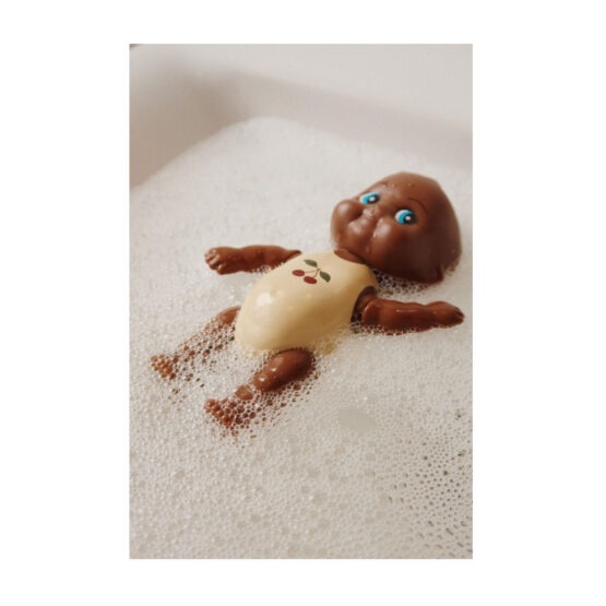 jouet de bain bébé nageur gerd konges slojd vue dans baignoire