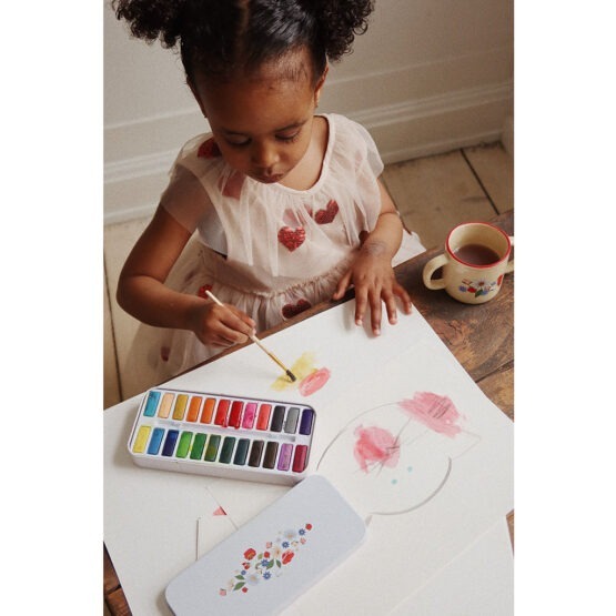 palette d'aquarelle fleurs konges-slojd photo avec petite fille