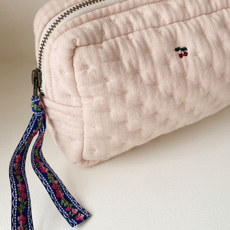 petite trousse de toilette rose cerise konges-slojd photo vue de côté