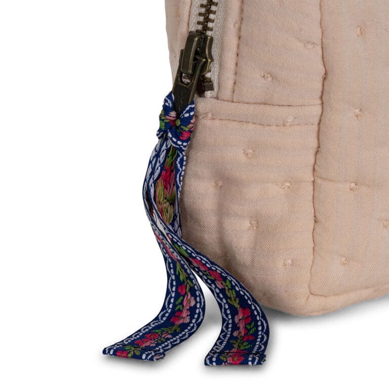 petite trousse de toilette rose cerise konges-slojd détail ruban brodé fleuri sur fond blanc