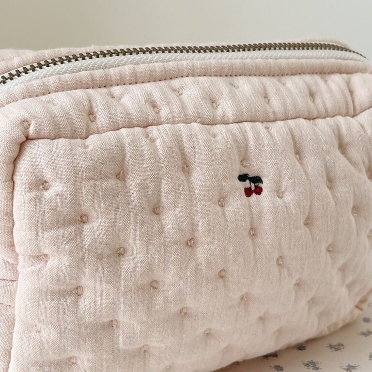 petite trousse de toilette rose cerise konges-slojd détail tissu sur fond blanc