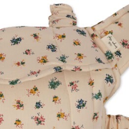 porte poupée fleurs multicolores konges-slojd détail tissu sur fond blanc