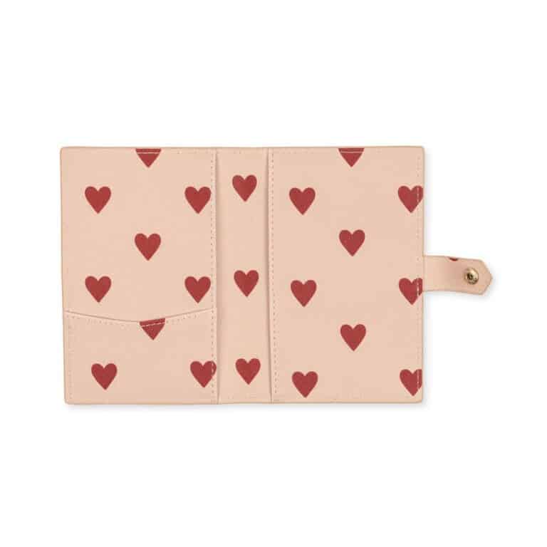 set voyage cœurs konges-slojd détail protège passeport sur fond blanc