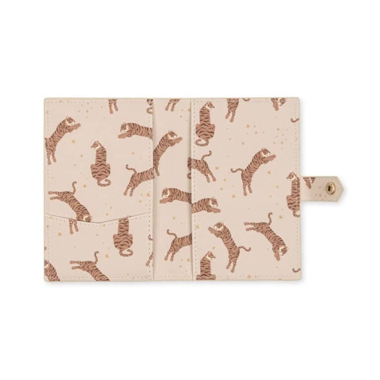 set voyage tigres konges-slojd détail protège passeport sur fond blanc