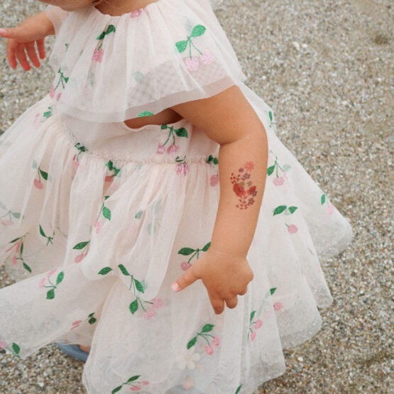 2 planches de tatouages princesses et licornes konges-slojd tatouage sur petite fille