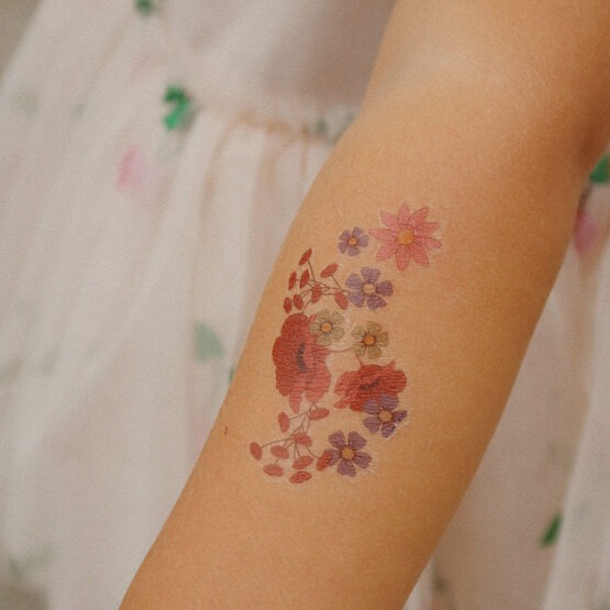 2 planches de tatouages princesses et licornes konges-slojd tatouage fleurs sur bras