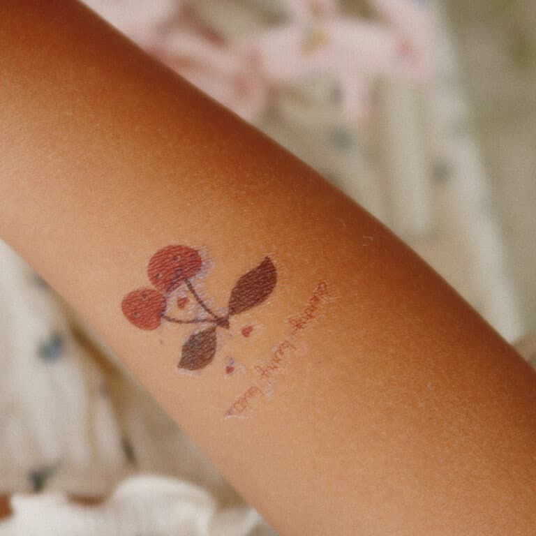 2 planches de tatouages princesses et licornes konges-slojd tatouage cerise sur bras