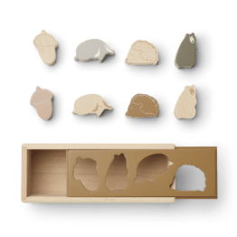 boîte a puzzle forêt caramel liewood détail pièces sur fond blanc