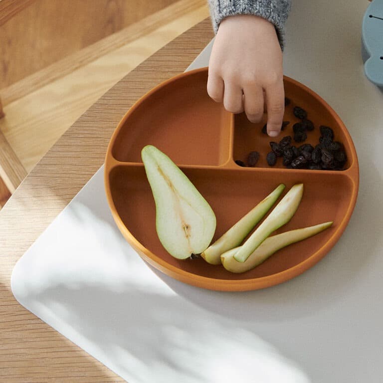 grande assiette en silicone caramel liewood photo assiette avec aliments