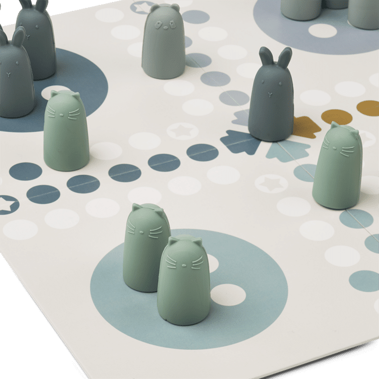 jeu de petits chevaux bleu multi mix liewood détail plateau sur fond blanc