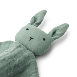 petit doudou plat lapin vert liewood détail tête lapin sur fond blanc