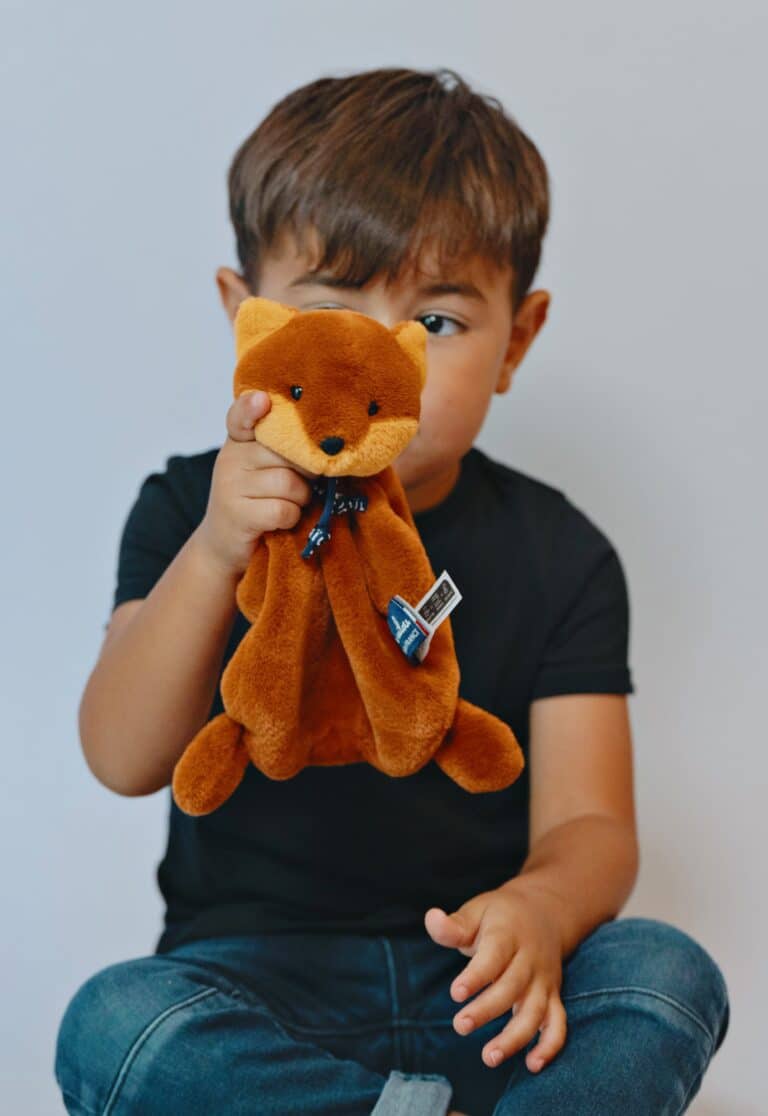 Doudou plat renard - Fauve - Maïlou, vue de face avec un enfant ambiance