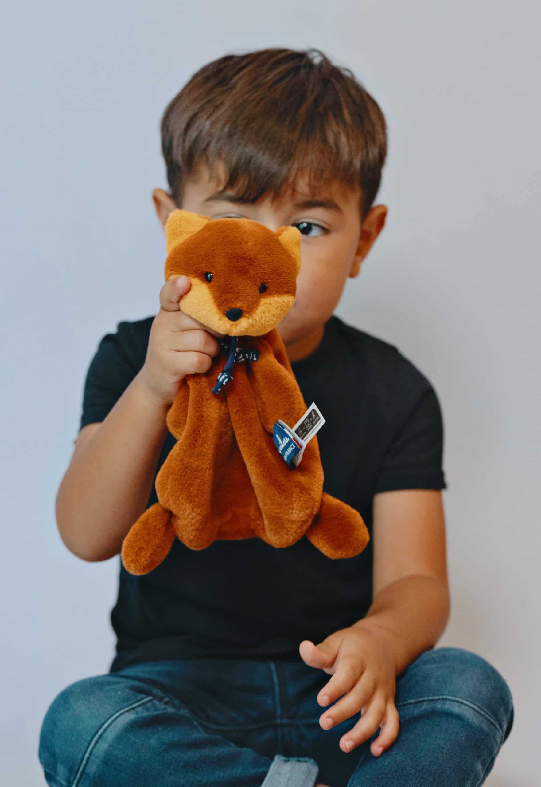 Doudou plat renard - Fauve - Maïlou, vue de face avec un enfant ambiance