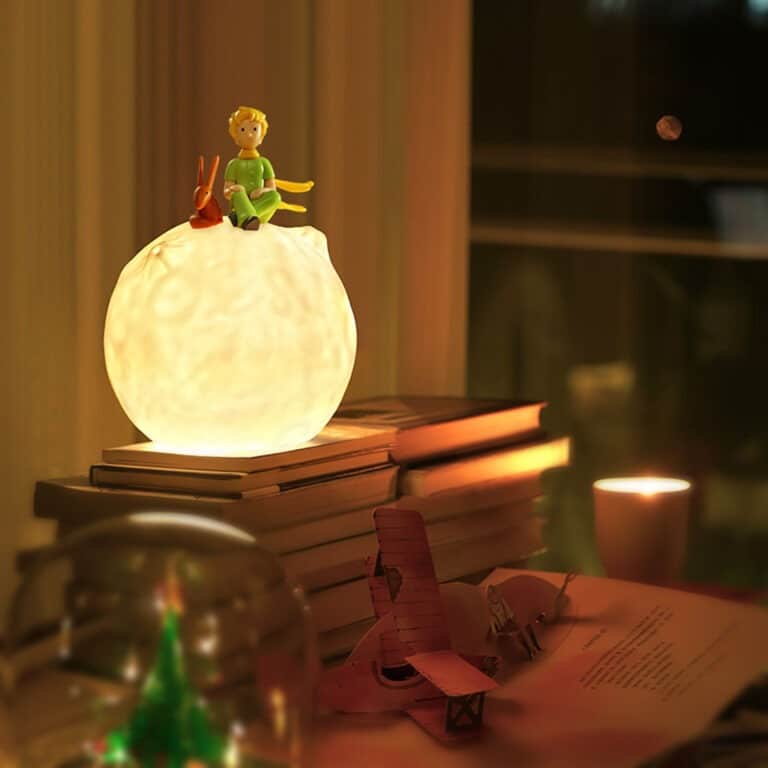 veilleuse le petit prince trousselier veilleuse allumée sur pile livres