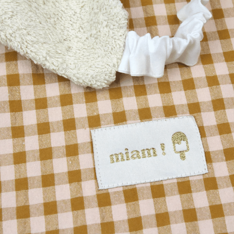 Bavoir élastiqué vichy moutarde barnabé aime le café