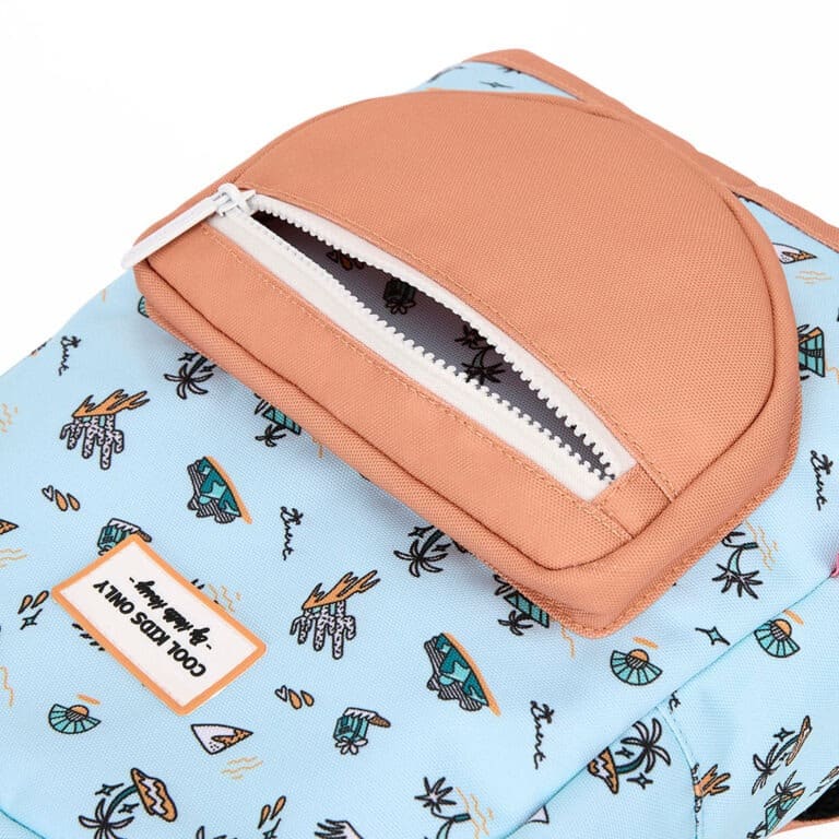 un sac à dos Blue Island, vue sur la pochette avant, sur fond blanc