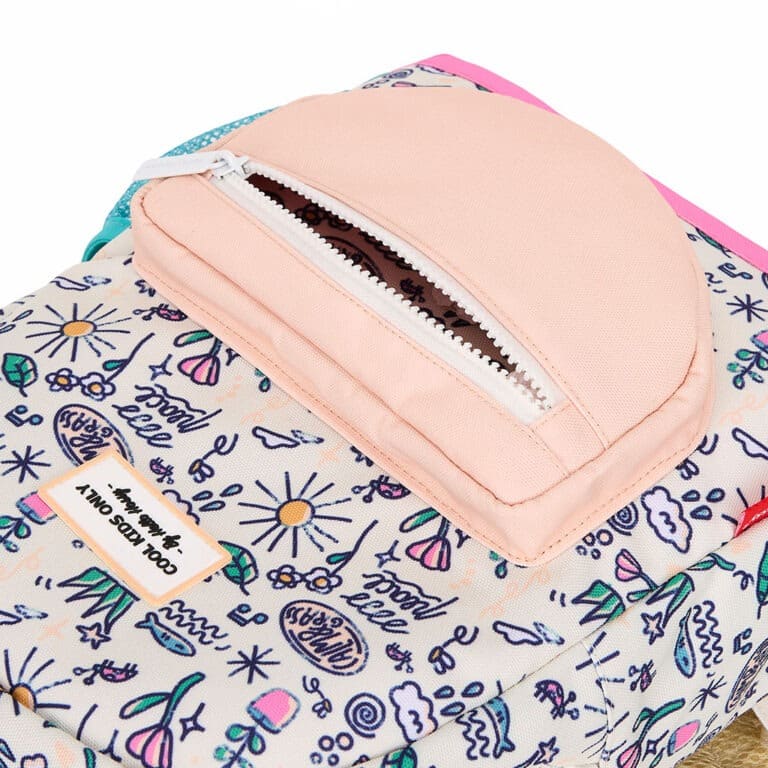 un sac à dos Playground, vue sur la pochette avant, vue de face sur fond blanc