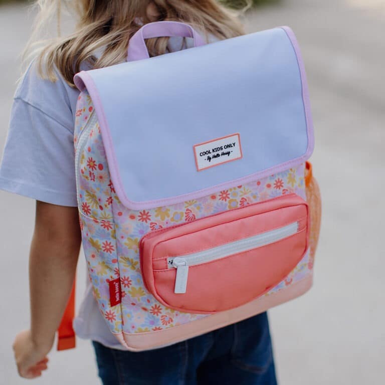 sac à dos retro flowers hello hossy photo porté par petite fille