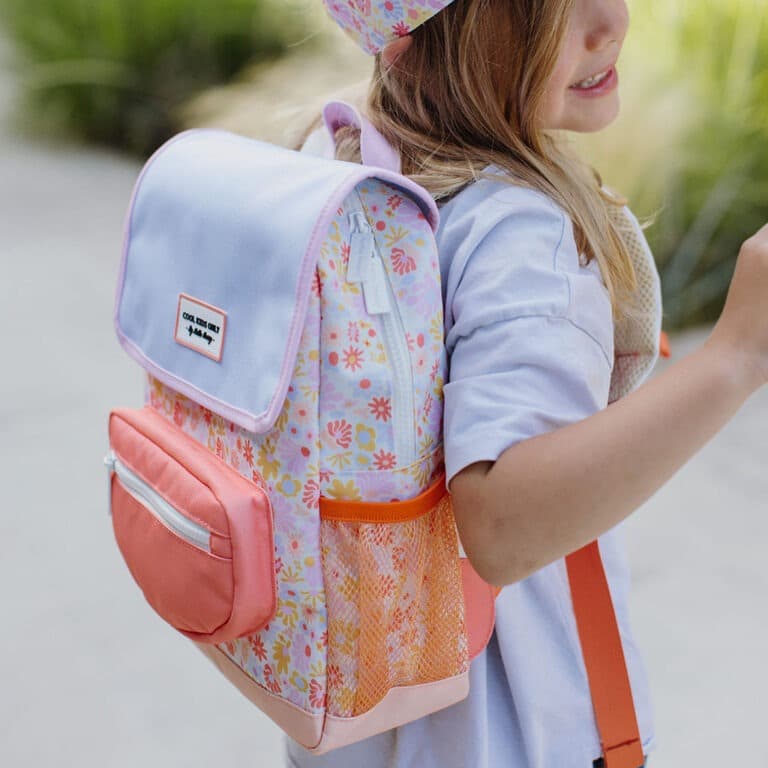 sac à dos retro flowers hello hossy porté par petite fille