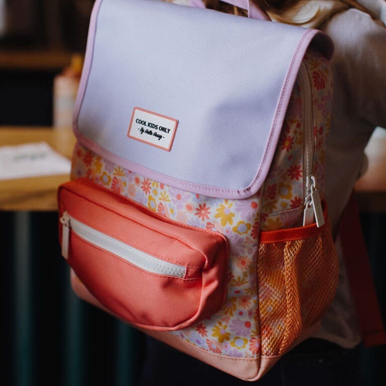 sac à dos retro flowers hello hossy vue de dos photo porté par petite fille