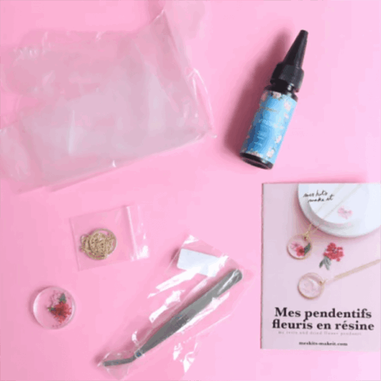 diy mes pendentifs fleuris en résine la petite épicerie détail contenu boîte