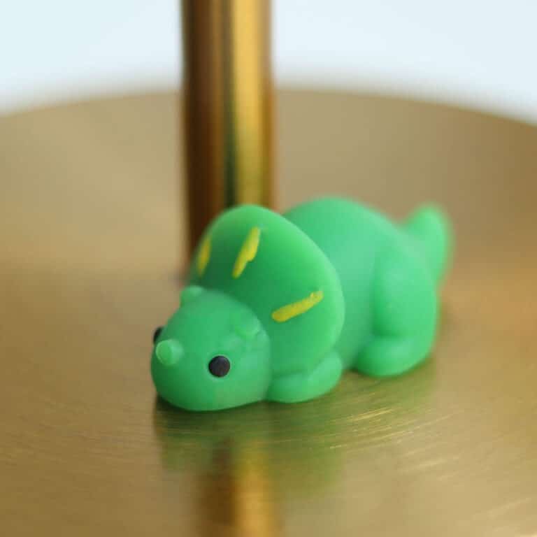 mini squishy dinosaure tricératops la petite épicerie photo squishy sur surface doré