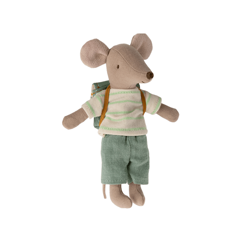 souris big brother avec sac à dos vert maileg sur fond blanc