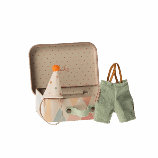 tenue de clown dans sa valisette maileg sur fond blanc