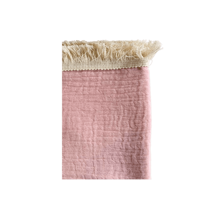 Cette serviette de plage fouta de couleur rose est l'indispensable à avoir pour vos journées plage !
