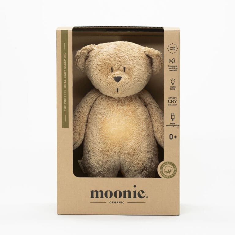 moonie l'ourson magique cappucino bb&co dans sa boîte monnie ourson sable avec bébé endormi - Peluche Moonie l’ourson magique, veilleuse sensorielle avec sons apaisants et respiration simulée, parfaite en cadeau de naissance - peluche lumineuse, peluche aide dormir, peluche bruits blanc, doudou lumineux, doudou peluche, doudou Noël 2025