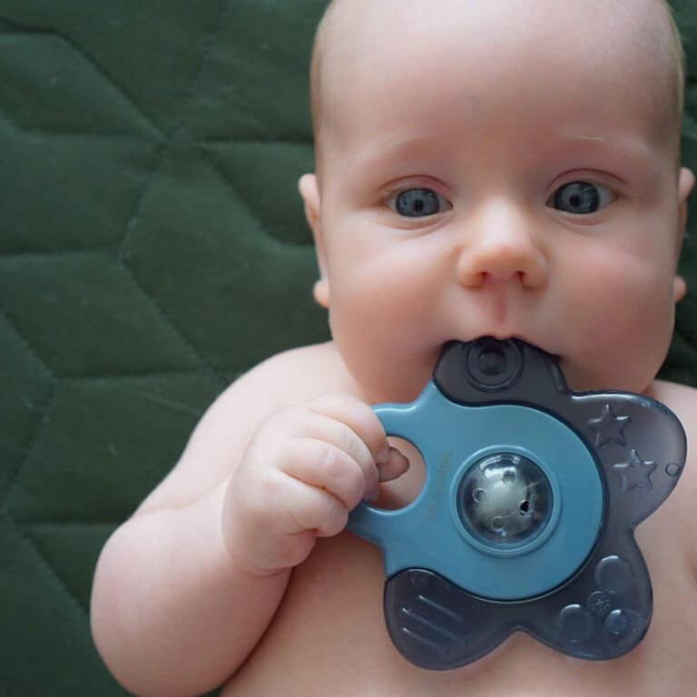 lot de 2 anneaux de dentition réfrigérants étoile bleu filibabba photo avec bébé