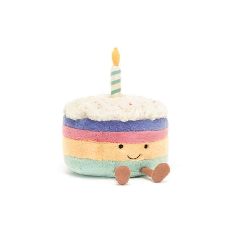 un gâteau d'anniversaire rainbow Jellycat, vue de face sur fond blanc