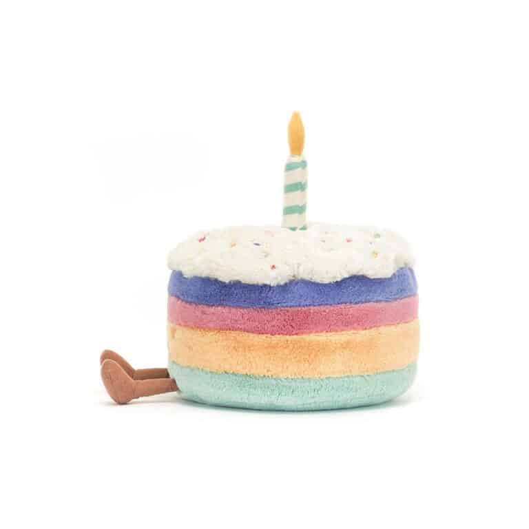 un gâteau d'anniversaire rainbow Jellycat, vue de côté sur fond blanc